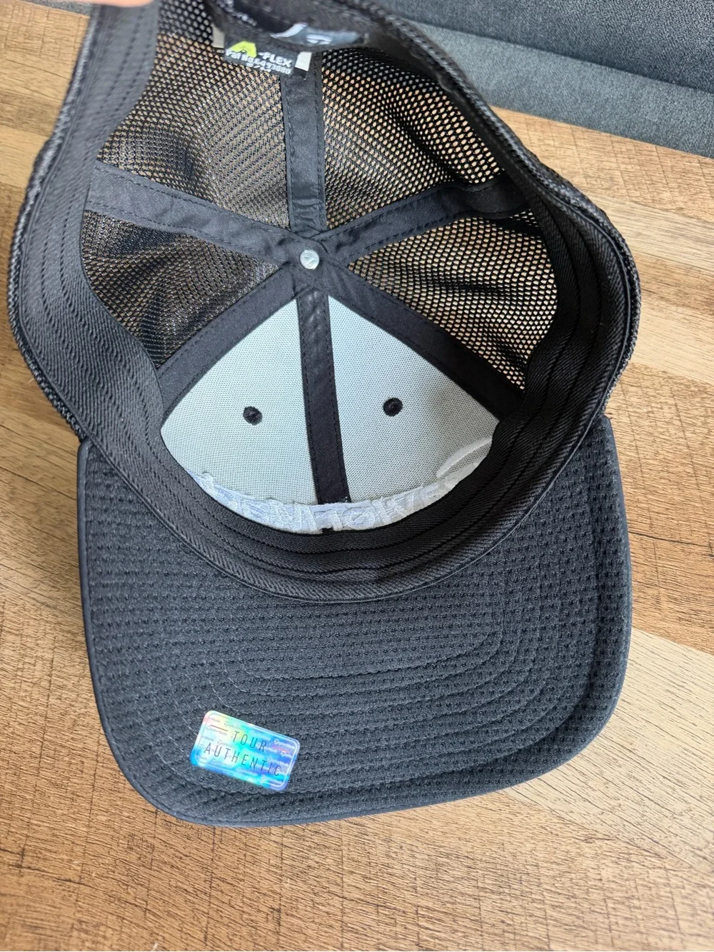 TaylorMade Black Golf Cap with Silver Authenticity Sticker- S/M - Picture 4 of 6